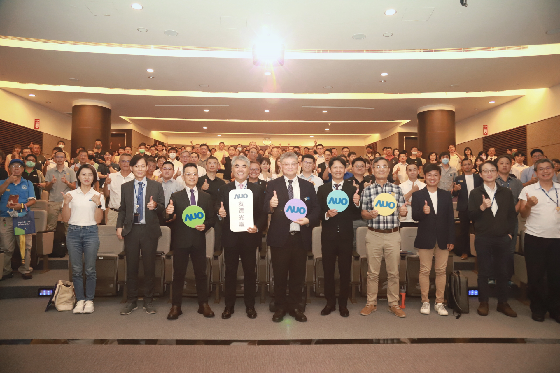 友達光電邀請領域專家共研再生能源發展、電力需求及建築物減碳等議題進行交流，盼共擘綠色永續生態圈的嶄新契機