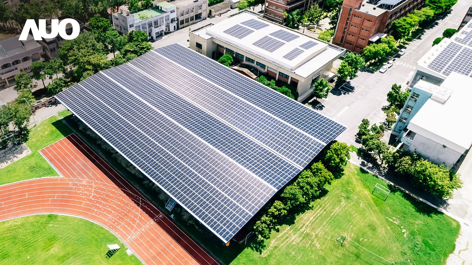 友達SunSteel光電整合型浪板具備快速安裝、輕量化優勢，可提升15%發電效能，通過國際IEC與國內VPC認證安全、防漏、耐候標準