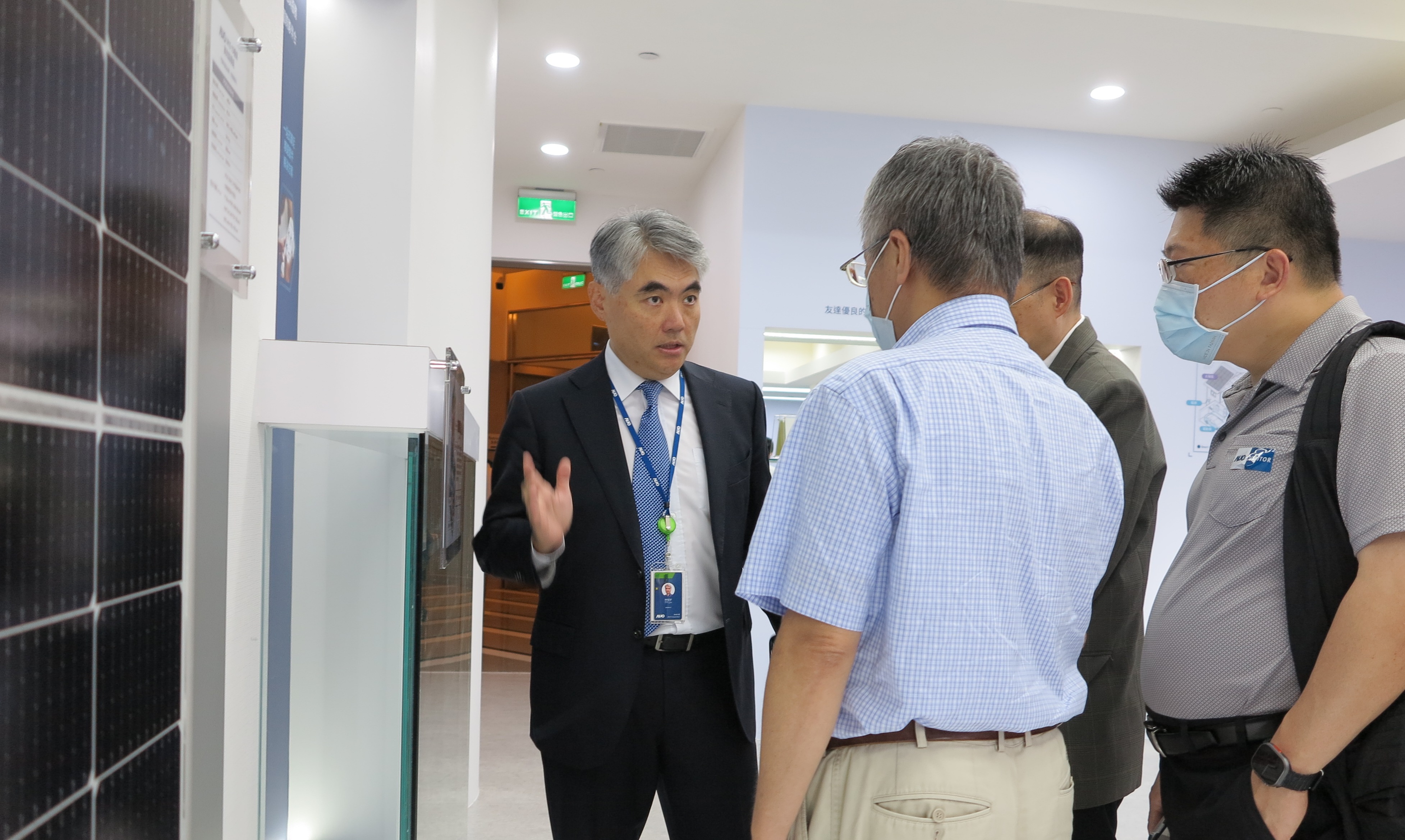 友達光電能源事業群總經理林恬宇分享友達落實太陽能建築一體化目標，協助企業邁向能源轉型的高效能低碳解方。