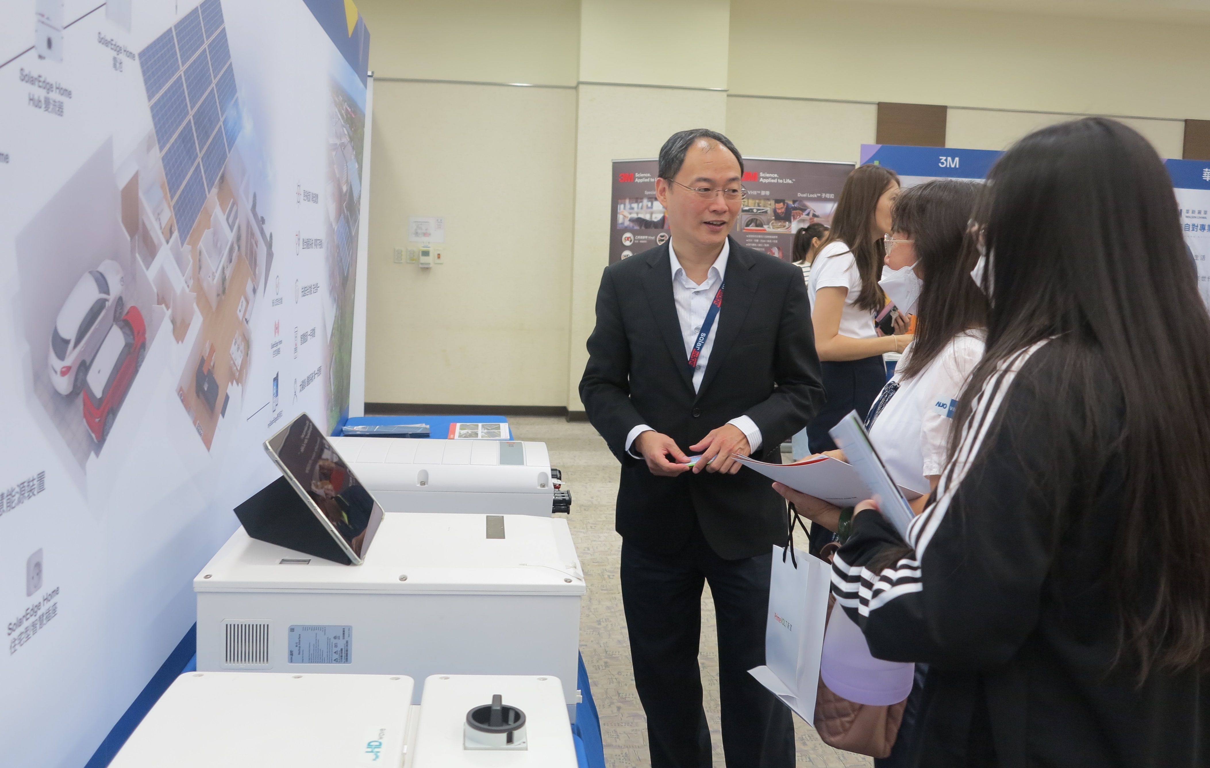 透過研討會產學界緊密交流與分享，提升參與人員借鏡及加深低碳概念，提升綠色能源產業之韌性。